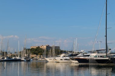 Antibes Limanı 'nda lüks bir yat.