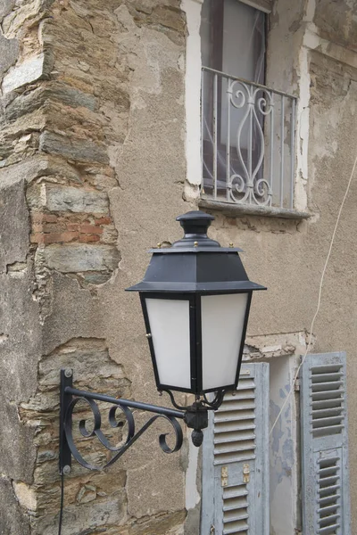 老房子上的法国古老灯笼 — 图库照片