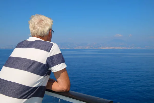 Homem Sênior Barco Cruzeiro Perto França — Fotografia de Stock