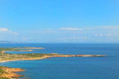 Güney sahili Fransız Korsika 'sında kaya oluşumları ve adalar