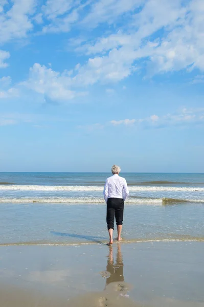 Hombre Negocios Traje Formal Caminando Mar —  Fotos de Stock