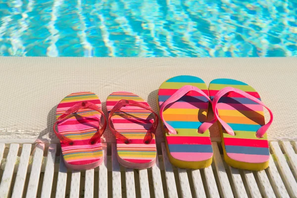 Färgglada Randiga Flip Flops Vid Poolen — Stockfoto