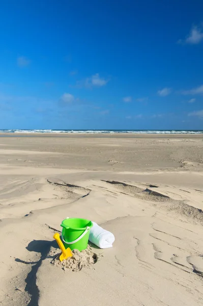Boş Kumsalda Oyuncaklar — Stok fotoğraf