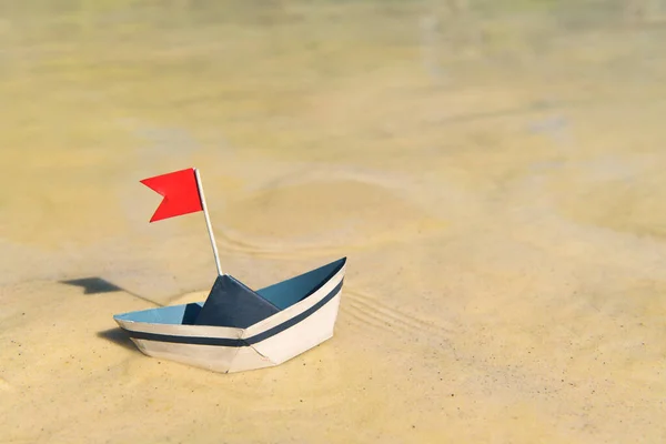 Blaues Papierboot Schwimmt Auf Dem Wasser — Stockfoto