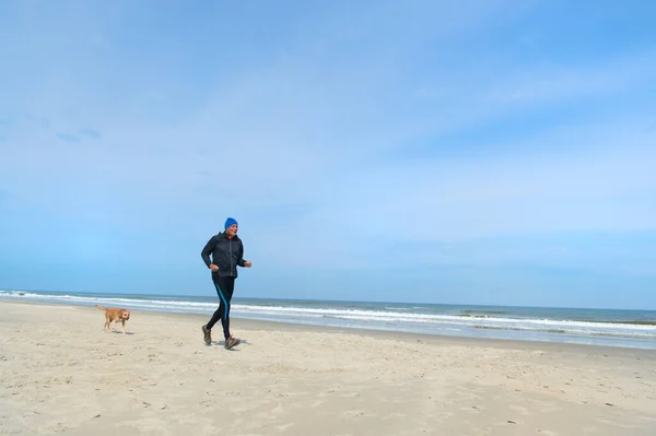 Uomo Anziano Con Cane Che Corre Insieme Spiaggia — Foto Stock