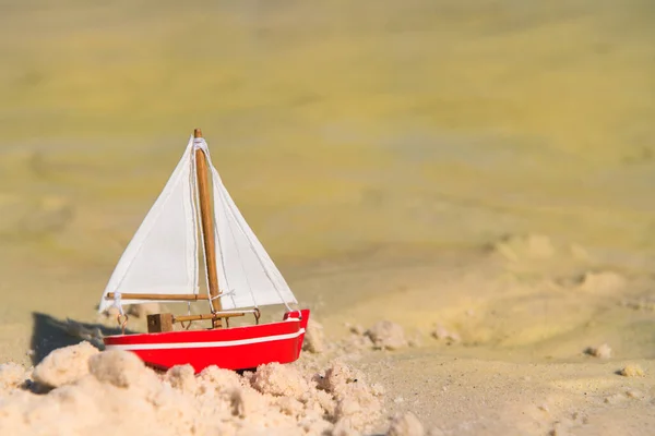 Barco Miniatura Vermelho Praia — Fotografia de Stock