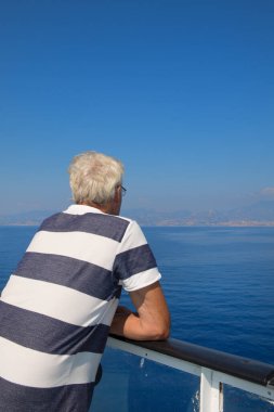 Yolcu gemisinde kıdemli bir adam. 