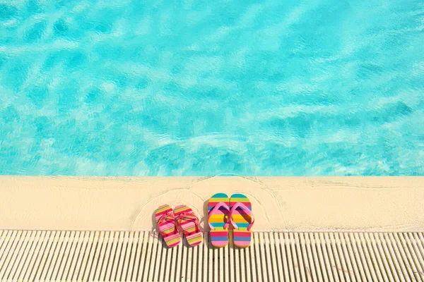 Färgglada Randiga Flip Flops Vid Poolen — Stockfoto