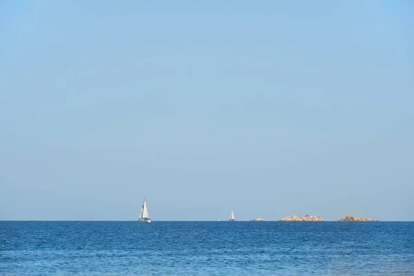 从科西嘉岛出发在南海岸航行的帆船 — 图库照片