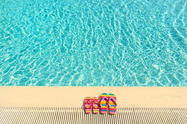 Kleurrijke Gestreepte Teenslippers Bij Het Zwembad — Stockfoto
