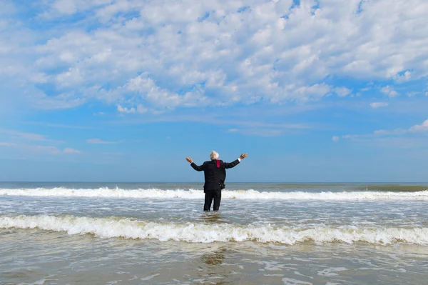 Деловой Человек Костюме Стоящий Море — стоковое фото
