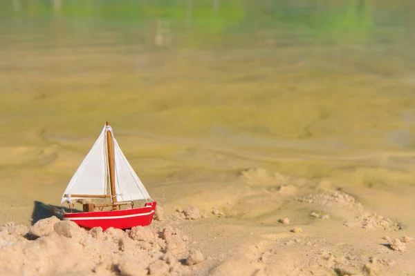 Barco Rojo Miniatura Playa — Foto de Stock