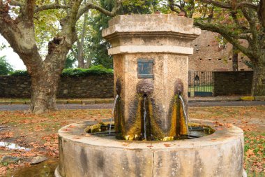 Fransız Kumarhane Köyü 'ndeki çeşme. 