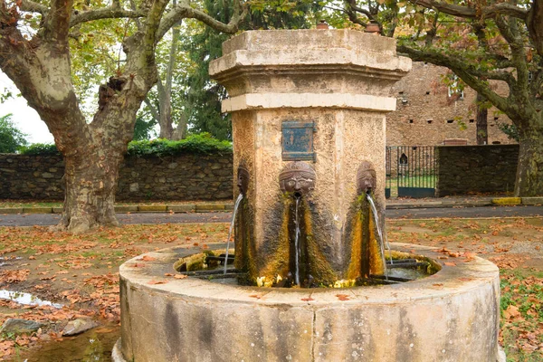 Fransız Kumarhane Köyü 'ndeki çeşme. 