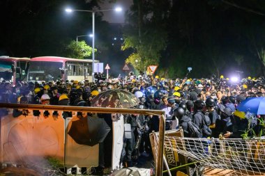 Hong Ko 'daki Çin Üniversitesi' nde iki numaralı köprü savaşı.