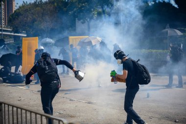 Polyu Kuşatması 'nın ikinci günü. Halk halkla ilişkisini kesmeye çalışıyor