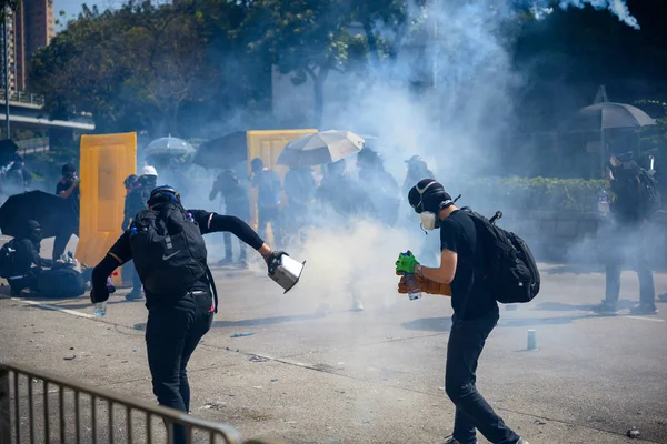 The second day of the Siege of PolyU. Public trying to rescus pr — Stock Photo, Image