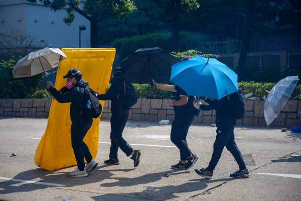 The second day of the Siege of PolyU. Public trying to rescus pr — Stock Photo, Image