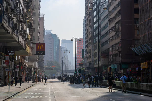 The second day of the Siege of PolyU. Public trying to rescus pr — Stock Photo, Image