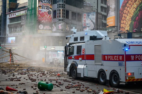 Il secondo giorno dell'assedio di PolyU. Pubblico cercando di salvare pr — Foto Stock