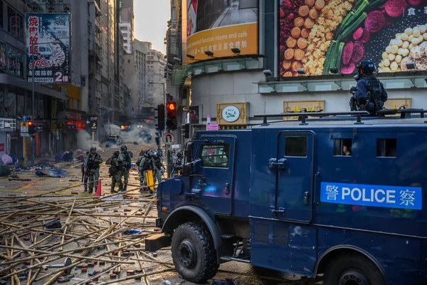 Η δεύτερη μέρα της Πολιορκίας του Πόλου. ∆ ηµόσιο που προσπαθεί να — Φωτογραφία Αρχείου