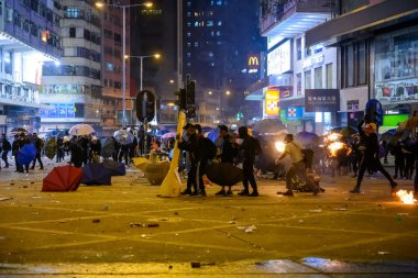 Polyu Kuşatması 'nın ikinci günü. Halk halkla ilişkisini kesmeye çalışıyor