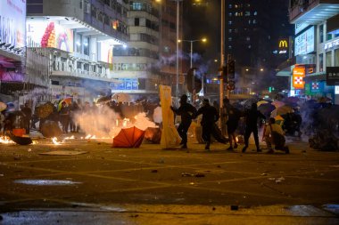 Polyu Kuşatması 'nın ikinci günü. Halk halkla ilişkisini kesmeye çalışıyor