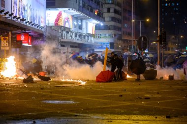 Polyu Kuşatması 'nın ikinci günü. Halk halkla ilişkisini kesmeye çalışıyor