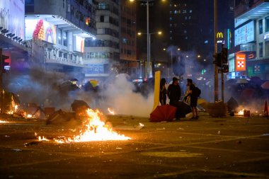 Polyu Kuşatması 'nın ikinci günü. Halk halkla ilişkisini kesmeye çalışıyor