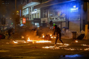 Polyu Kuşatması 'nın ikinci günü. Halk halkla ilişkisini kesmeye çalışıyor