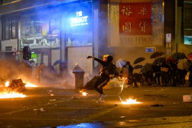 Polyu Kuşatması 'nın ikinci günü. Halk halkla ilişkisini kesmeye çalışıyor