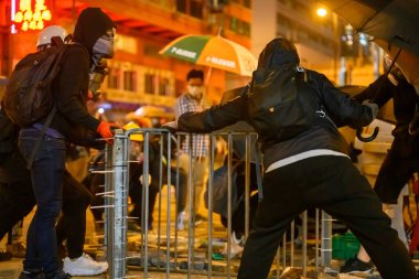 Polyu Kuşatması 'nın ikinci günü. Halk halkla ilişkisini kesmeye çalışıyor