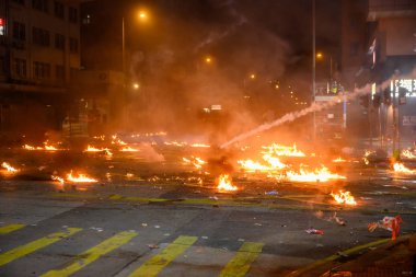 Polyu Kuşatması 'nın ikinci günü. Halk halkla ilişkisini kesmeye çalışıyor