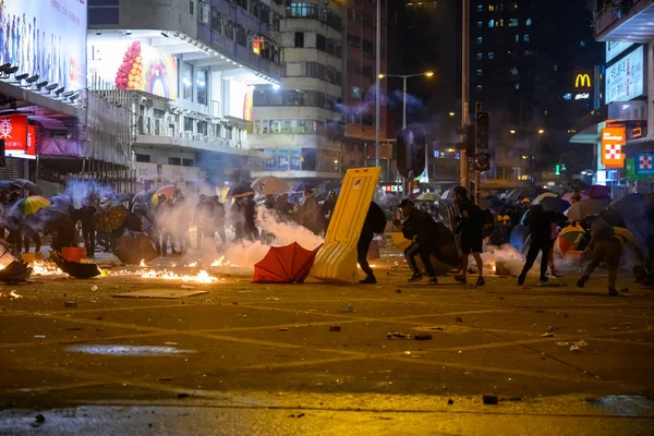 El segundo día del asedio de PolyU. Público tratando de rescus pr —  Fotos de Stock