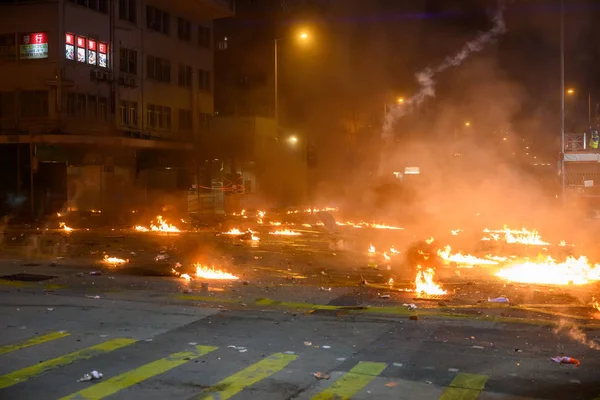 Polyu Kuşatması 'nın ikinci günü. Halk halkla ilişkisini kesmeye çalışıyor