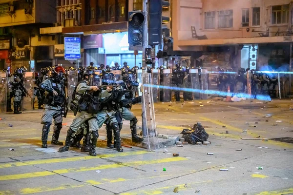 Le deuxième jour du siège de PolyU. Public essayant de rescus pr — Photo