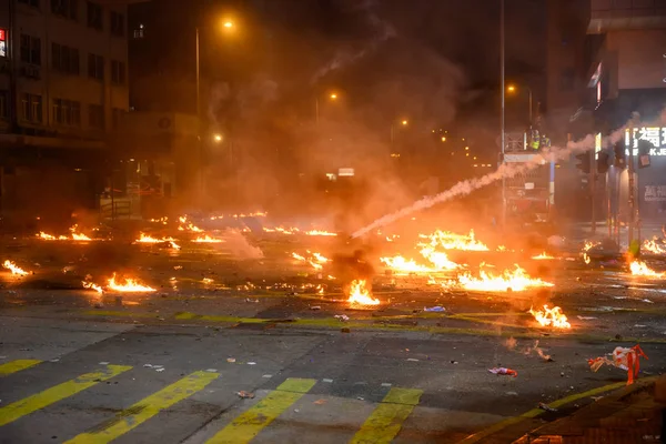 Η δεύτερη μέρα της Πολιορκίας του Πόλου. ∆ ηµόσιο που προσπαθεί να — Φωτογραφία Αρχείου