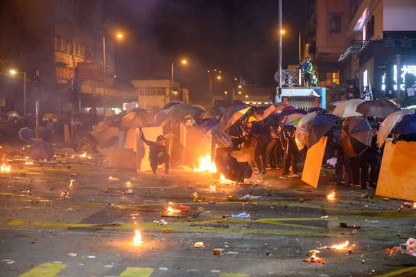 Η δεύτερη μέρα της Πολιορκίας του Πόλου. ∆ ηµόσιο που προσπαθεί να — Φωτογραφία Αρχείου