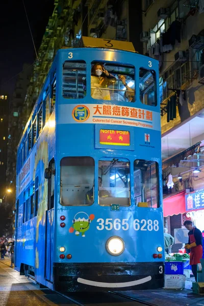 -Tranvía que pasa por el mercado en Hong Kong — Foto de Stock