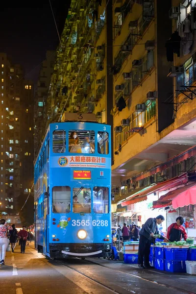 -Tranvía que pasa por el mercado en Hong Kong — Foto de Stock