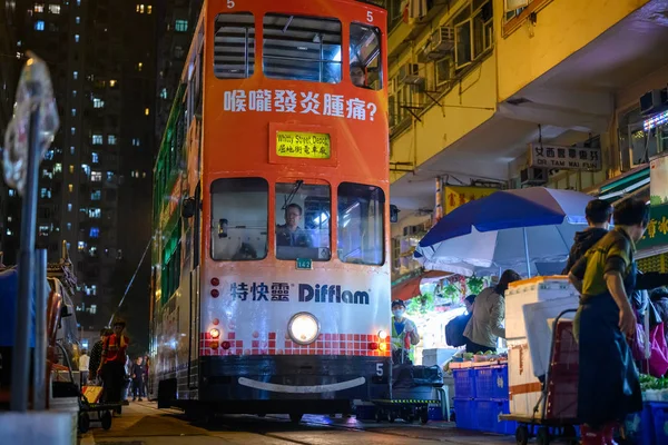 -Tramway passing the market in Hong Kong — Stock Photo, Image