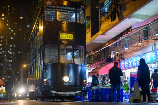 -Tramway passing the market in Hong Kong — Stock Photo, Image