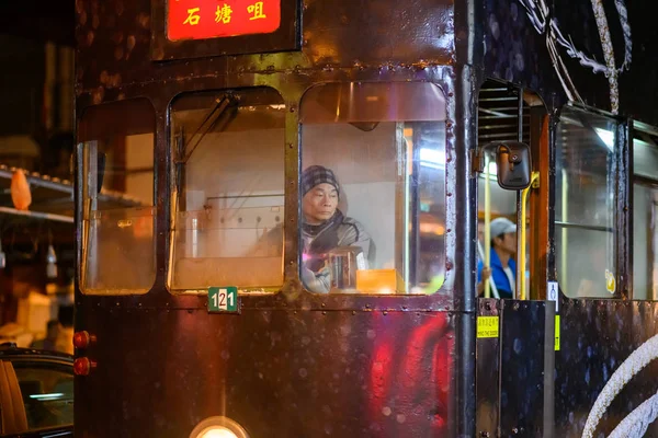 -Tranvía que pasa por el mercado en Hong Kong — Foto de Stock