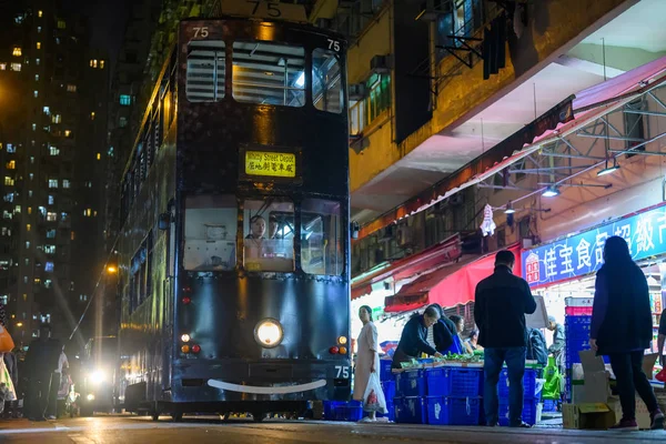 -Tranvía que pasa por el mercado en Hong Kong — Foto de Stock