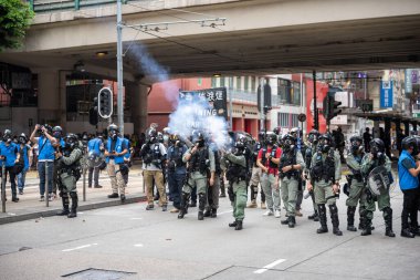 Hong Kong - 24 Mayıs 2020: Ant Ulusal Güvenlik Yasası Hong Kong 'da protesto. Polis göz yaşartıcı gaz.