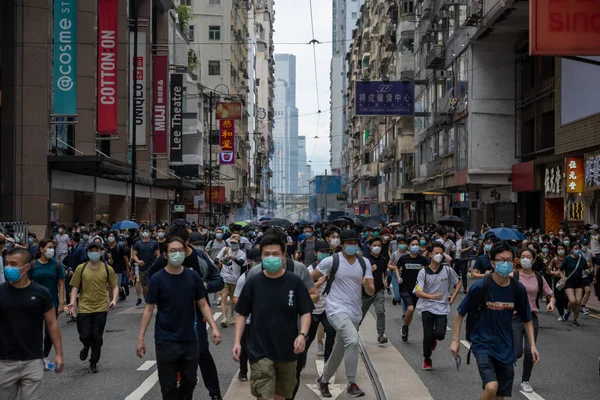 Hong Kong - 24 Mayıs 2020: Ant Ulusal Güvenlik Yasası Hong Kong 'da protesto. Polis göz yaşartıcı gaz.