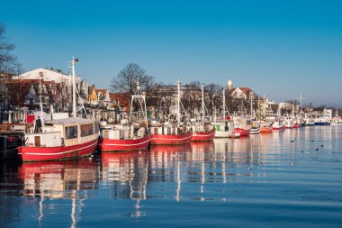 Kışın balıkçı tekneleri içinde Warnemuende (Almanya)