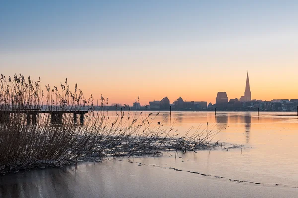 Vista sobre el río Warnow a Rostock — Foto de Stock