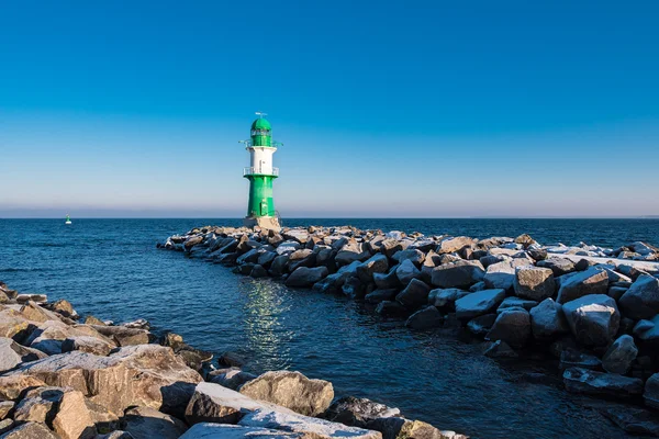 Моль в Warnemuende (Німеччина) в зимовий період — стокове фото