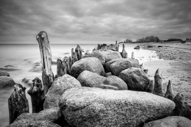 Groynes akşam Baltık Denizi kıyısında